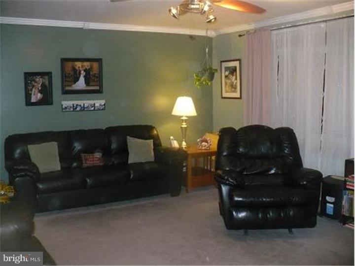 12421 Balston Road Philadelphia, PA 19154 - Photo 2 of 15 Living Room