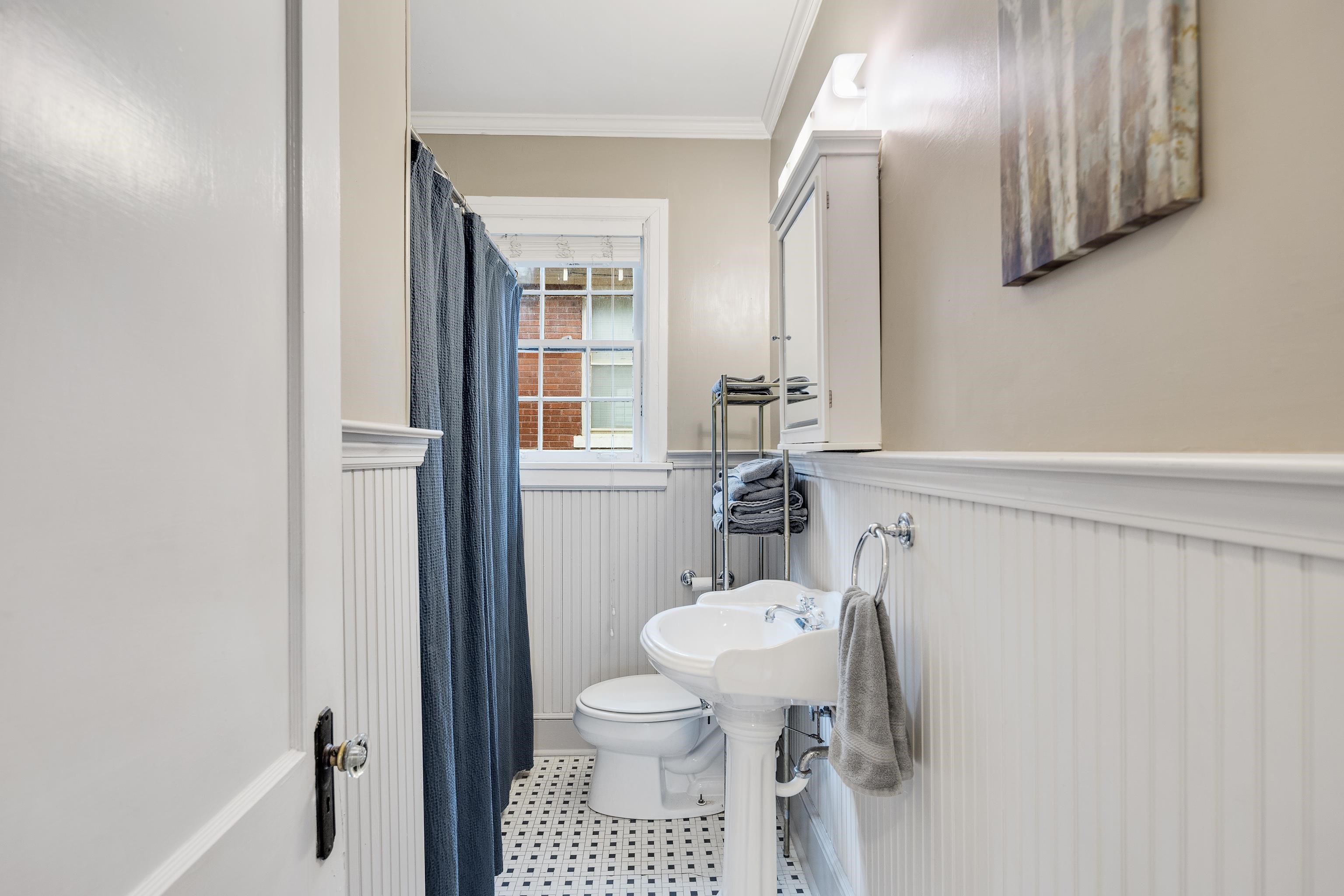 555 South Holmes Street Memphis, TN 38111 - Photo 19 of 40 a bathroom with a sink toilet and shower