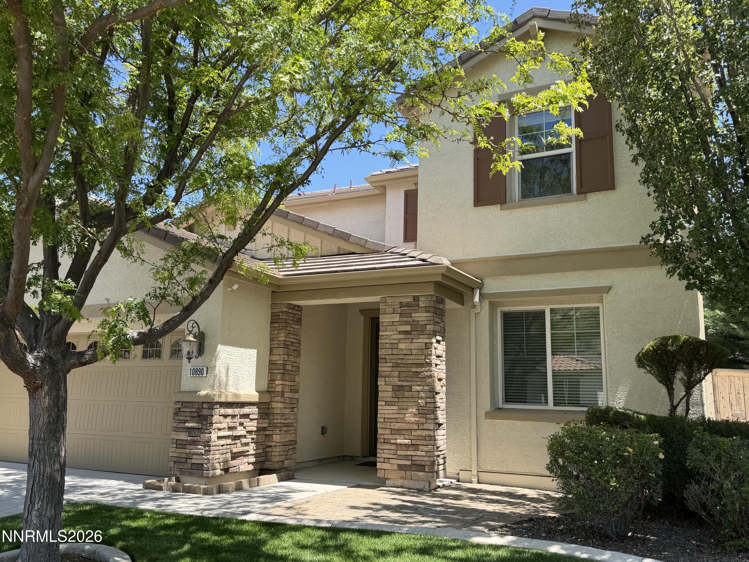 10890 Oakhaven Drive Reno, NV 89521 - Photo 1 of 28 a front view of a house with garden