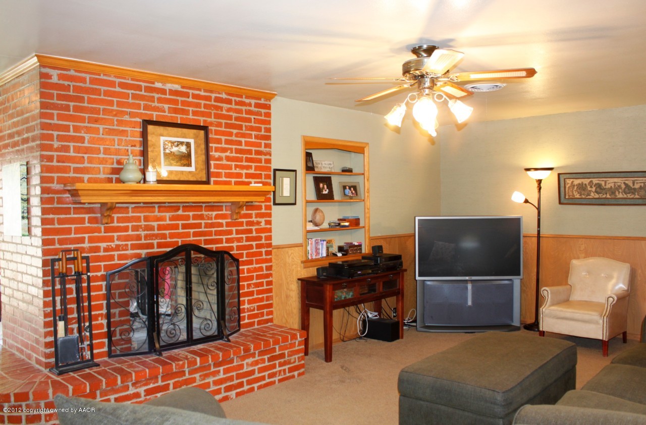 6104 Jameson Road Amarillo, TX 79106 - Photo 13 of 36 a living room with furniture and a flat screen tv