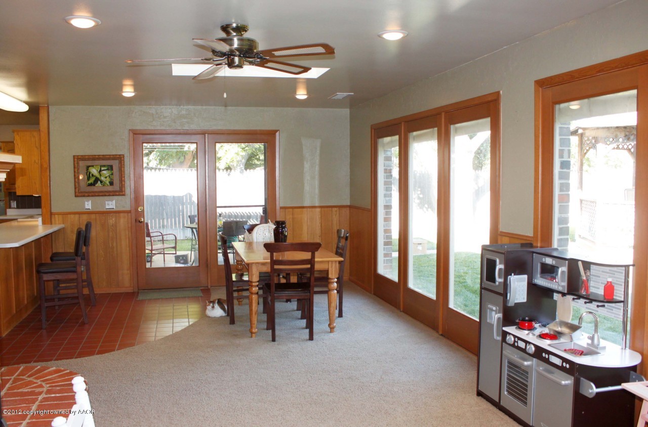 6104 Jameson Road Amarillo, TX 79106 - Photo 18 of 36 a view of a livingroom with furniture window and outside view