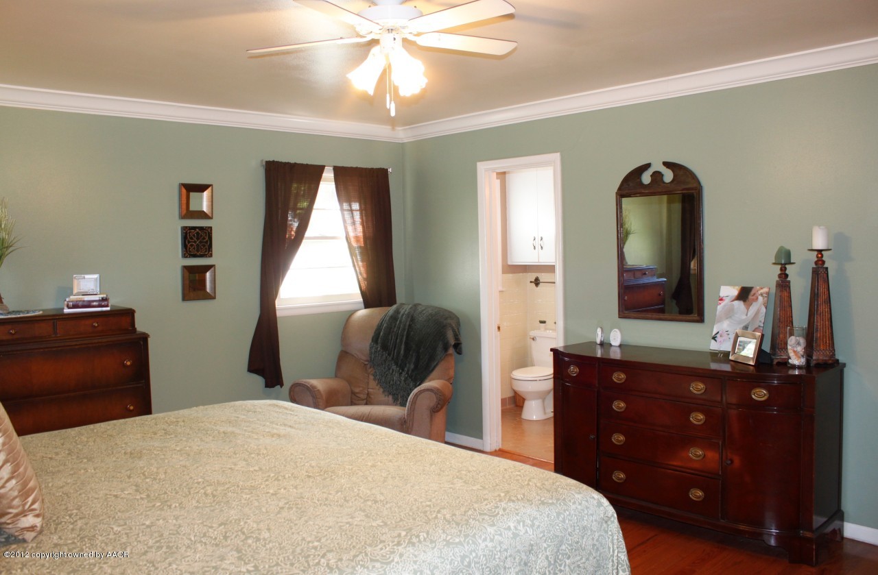 6104 Jameson Road Amarillo, TX 79106 - Photo 20 of 36 a bedroom with a bed and a dresser