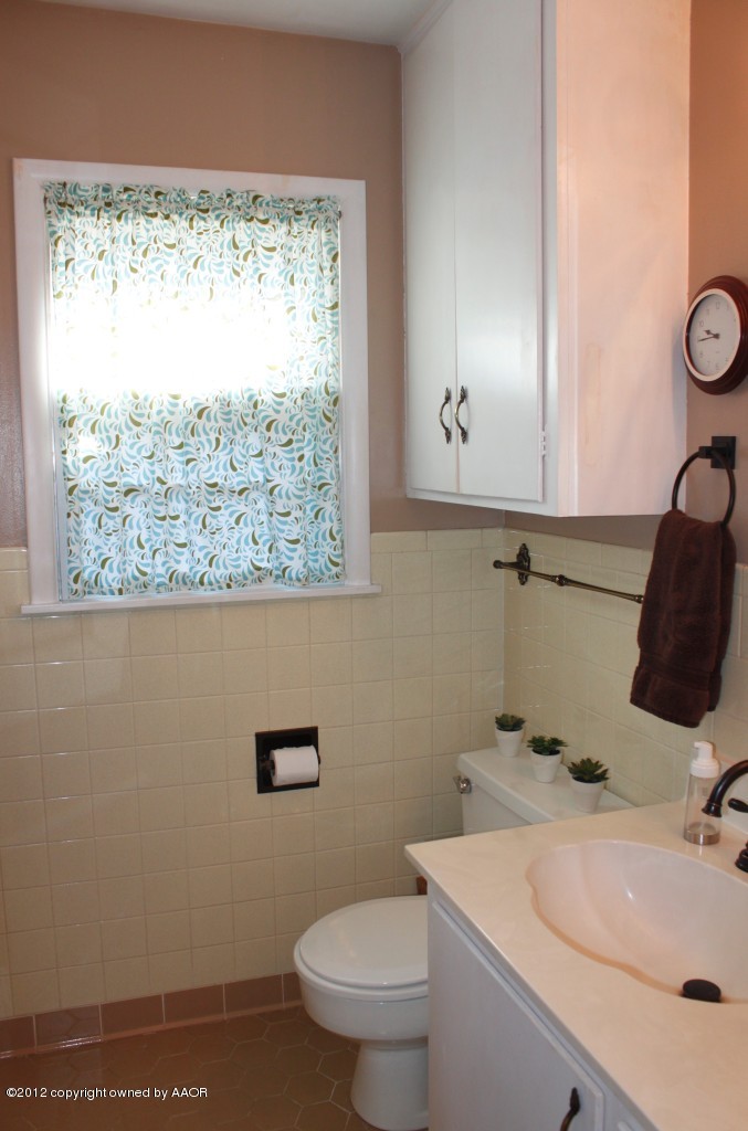 6104 Jameson Road Amarillo, TX 79106 - Photo 21 of 36 a bathroom with a sink a toilet and a mirror