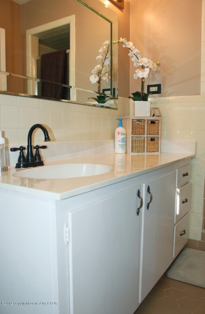 6104 Jameson Road Amarillo, TX 79106 - Photo 22 of 36 a bathroom with a sink and a mirror