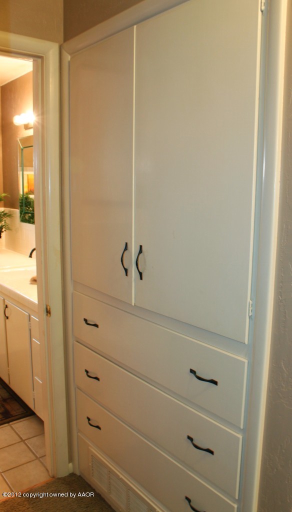6104 Jameson Road Amarillo, TX 79106 - Photo 27 of 36 a view of a closet
