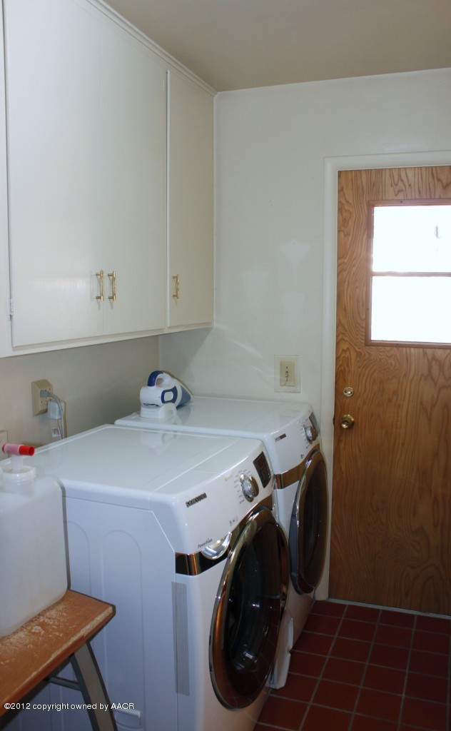 6104 Jameson Road Amarillo, TX 79106 - Photo 30 of 36 a utility room with dryer and washer