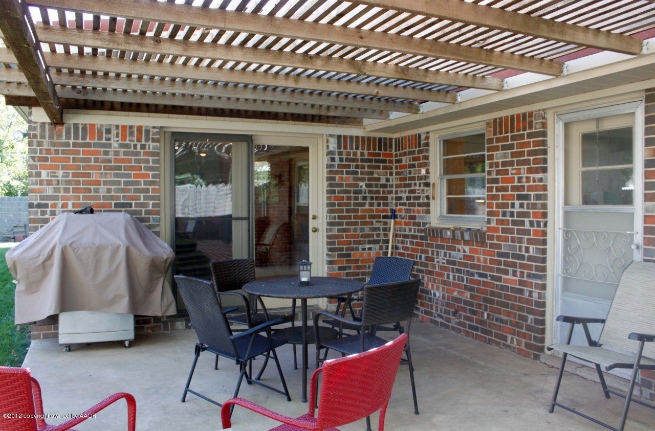 6104 Jameson Road Amarillo, TX 79106 - Photo 32 of 36 a patio with table and chairs