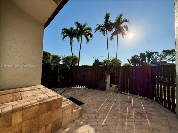a view of a backyard