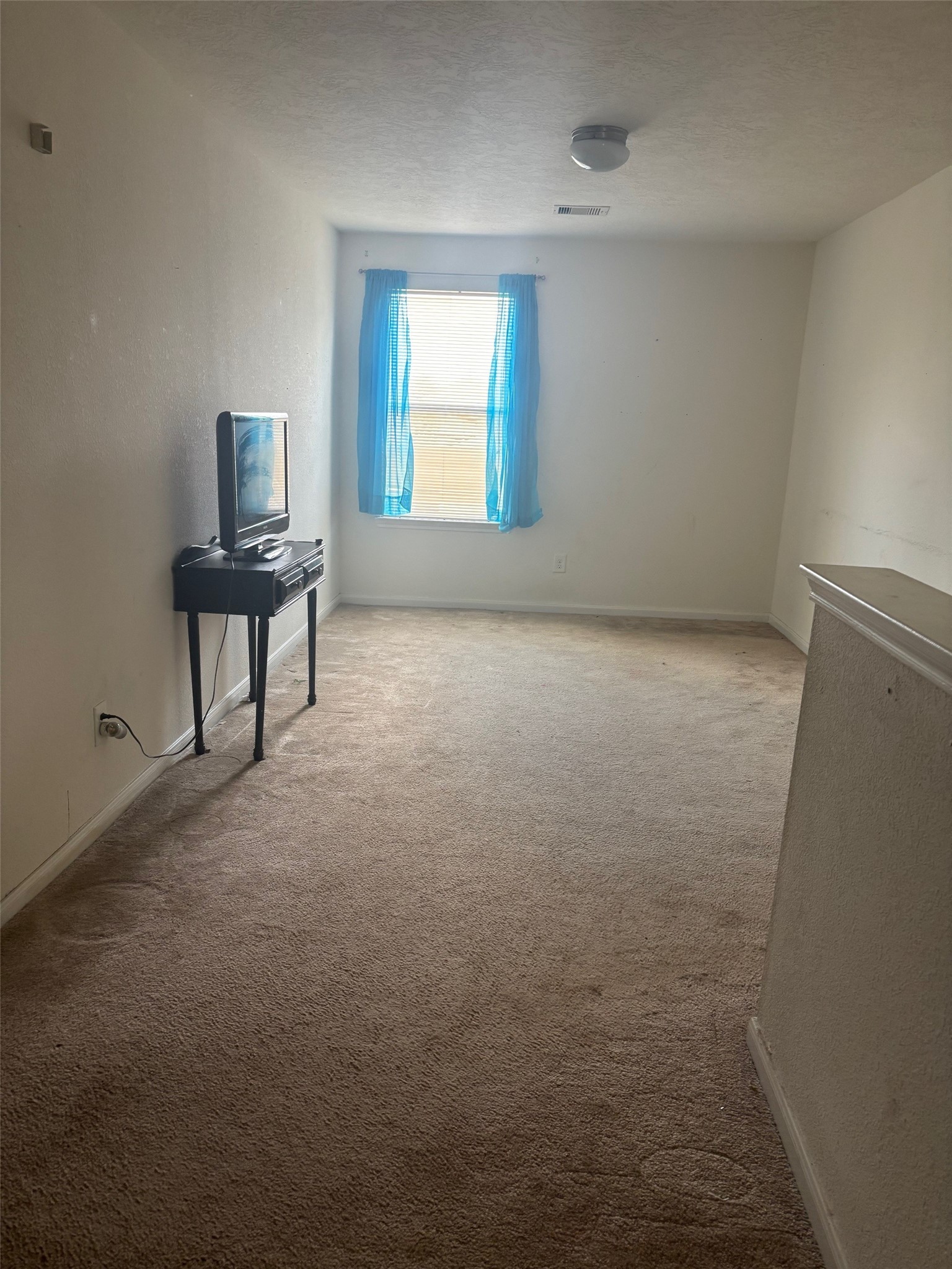 911 Belshear Court Houston, TX 77073 - Photo 13 of 21 an empty room with windows and a table