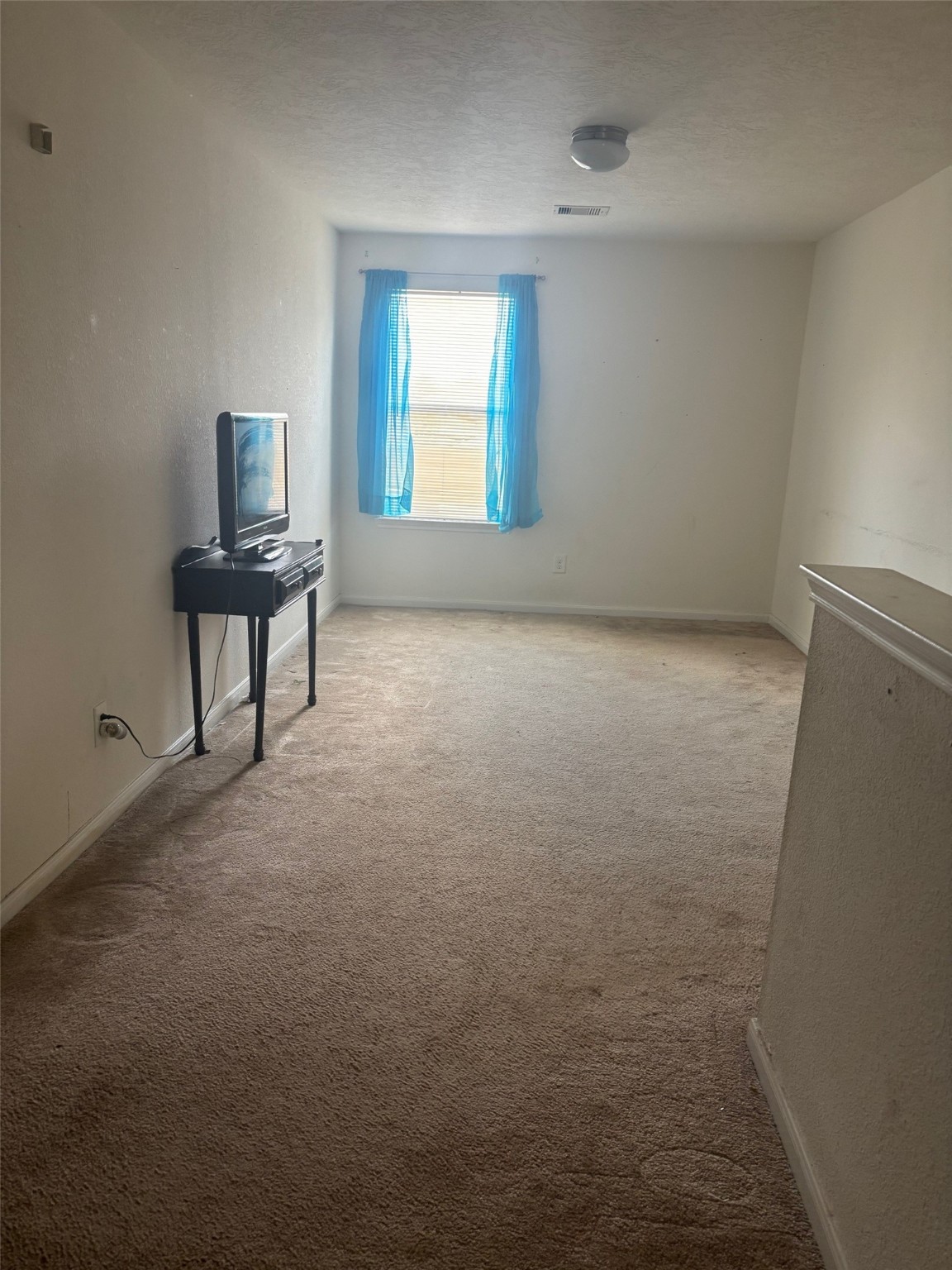 911 Belshear Court Houston, TX 77073 - Photo 13 of 21 an empty room with windows and a table