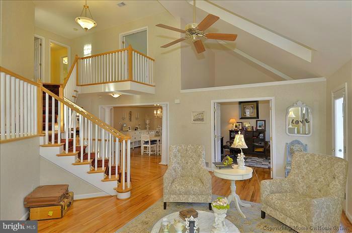210 Little Quarry Road Gaithersburg, MD 20878 - Photo 10 of 30 Living Room