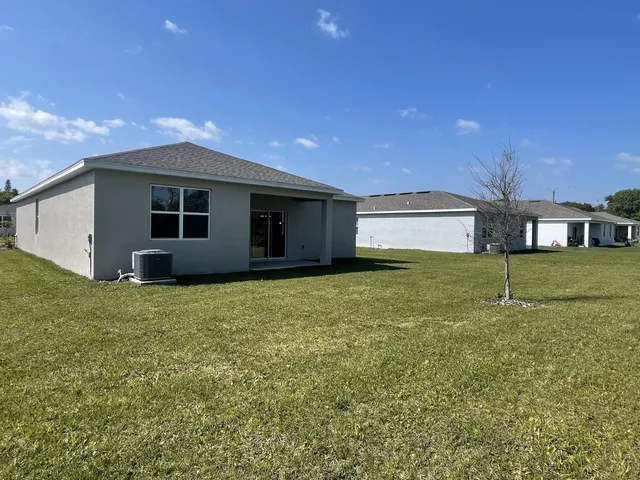 a view of a house with backyard