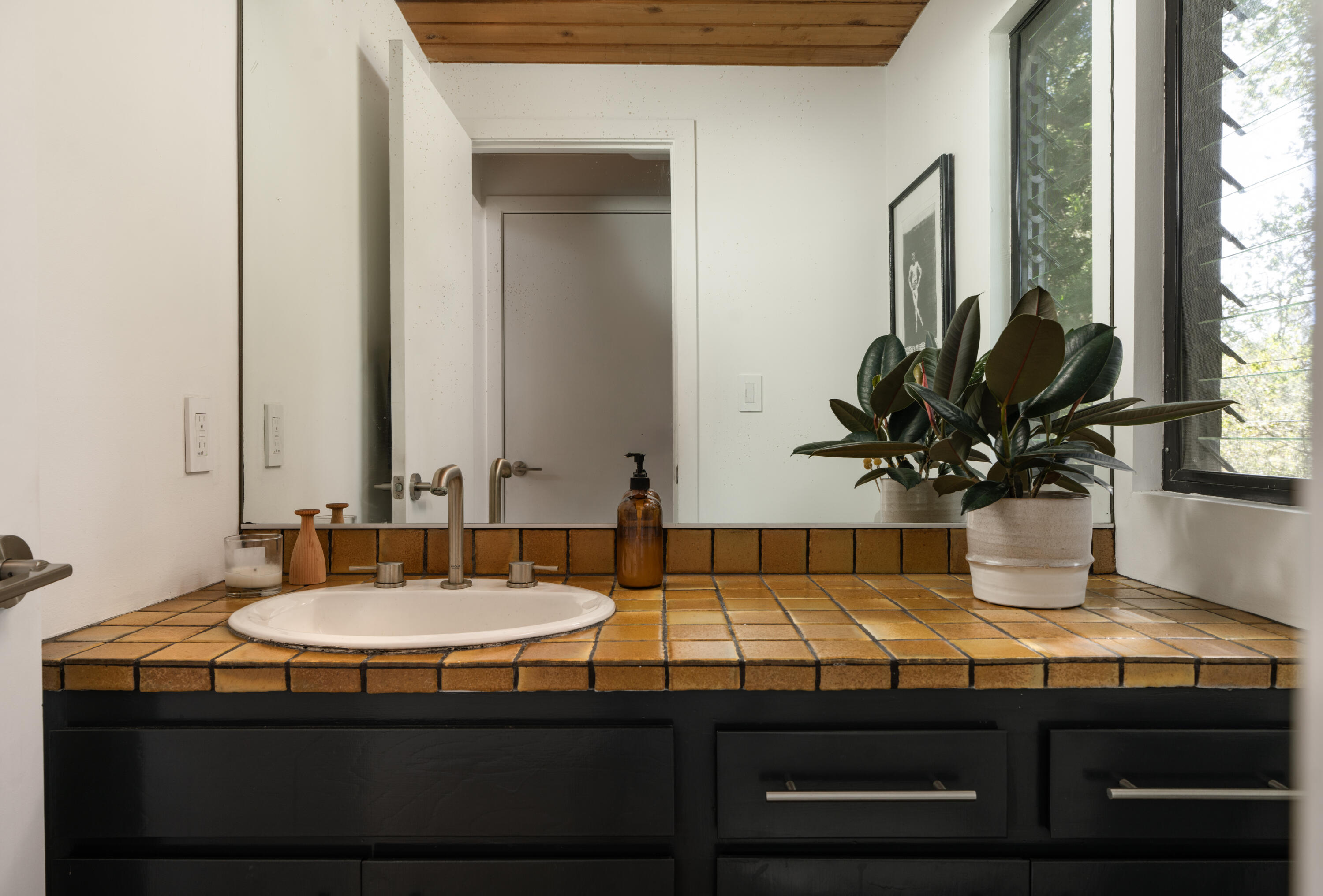 1512 Hillcrest Road Santa Barbara, CA 93103 - Photo 44 of 53 Powder Room