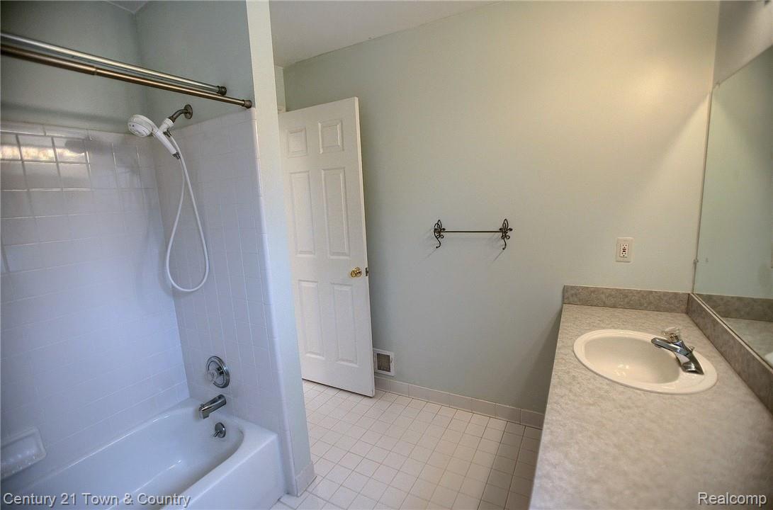 2187 Crystal Drive Rochester, MI 48309 - Photo 23 of 32 Bathroom_2nd_View.jpg