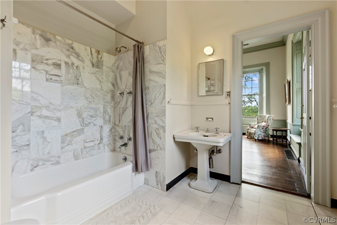 211 Ross Road Henrico, VA 23229 - Photo 35 of 50 a bathroom with a sink a mirror and a bathtub