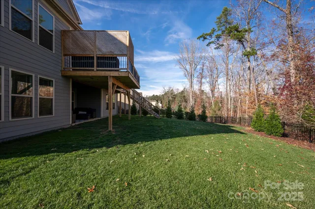 a view of a house with backyard and garden