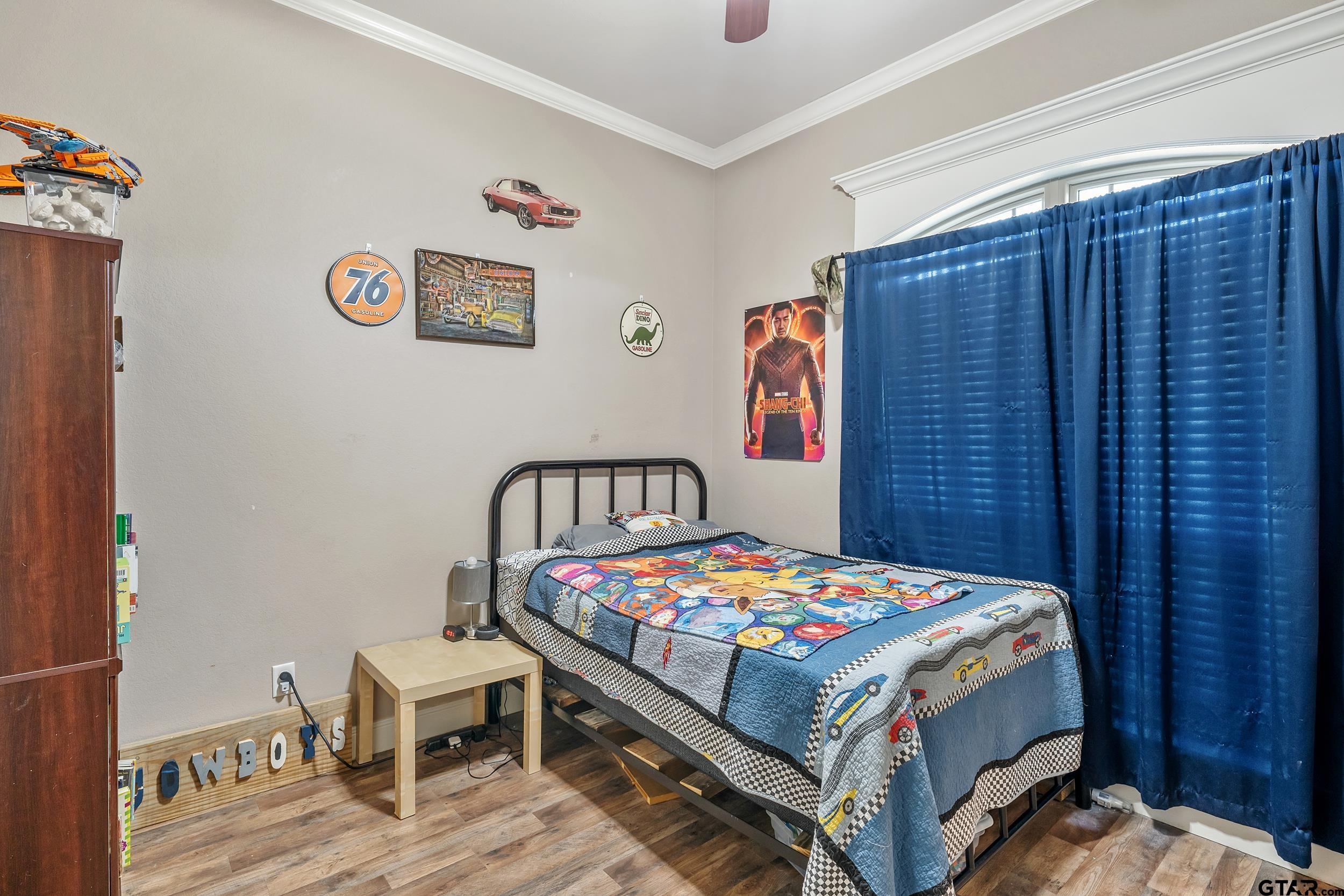 19499 Sara Lane Flint, TX 75762 - Photo 18 of 31 a bedroom with a bed and a table in it