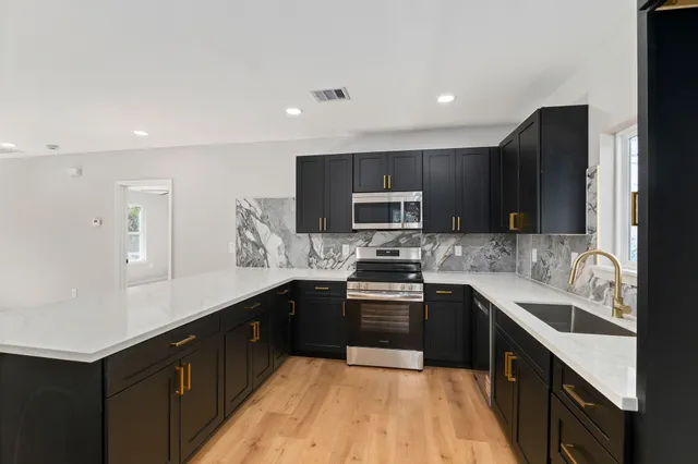 $415,000 | 100 East Val Verde Street, Brenham, TX 77833