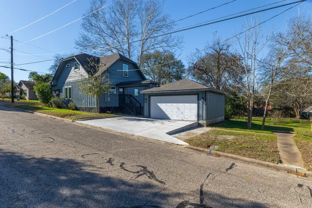 $415,000 | 100 East Val Verde Street, Brenham, TX 77833