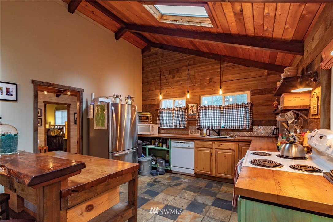 189 Sunstone Road Packwood, WA 98361 - Photo 4 of 40 Gallery Image 4