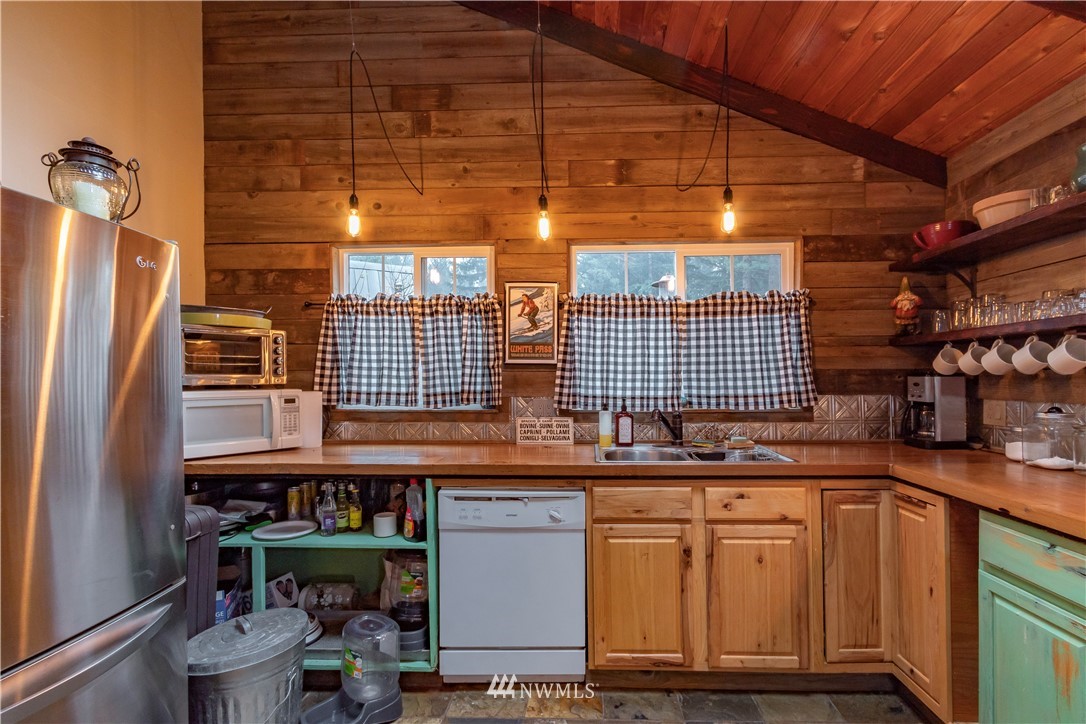 189 Sunstone Road Packwood, WA 98361 - Photo 5 of 40 Gallery Image 5