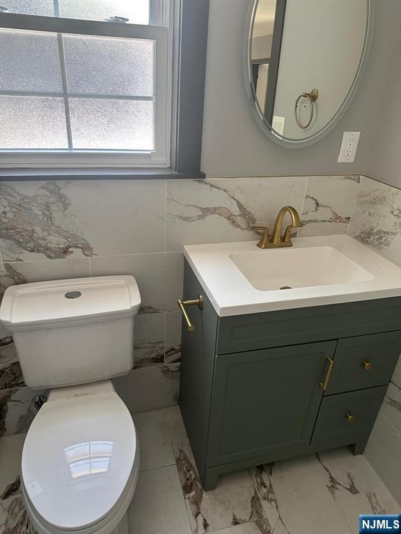 72 Hille Place Ridgefield Park, NJ 07660 - Photo 37 of 39 a bathroom with a toilet sink and mirror