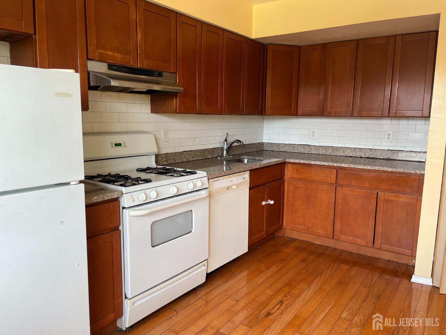 1941 Raspberry Court Edison, NJ 08817 - Photo 4 of 13