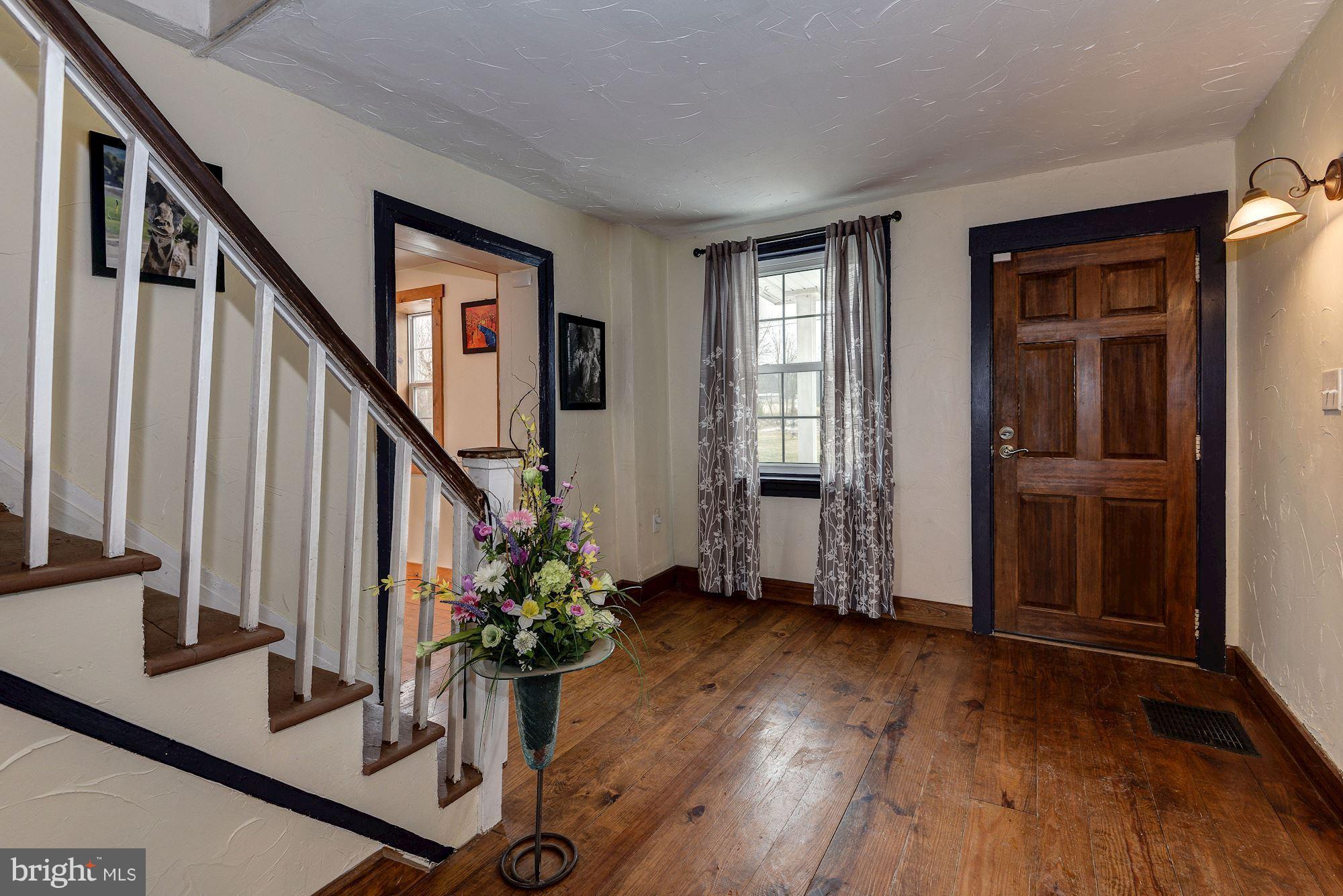 31 Red Bridge Road Gettysburg, PA 17325 - Photo 4 of 25 Foyer