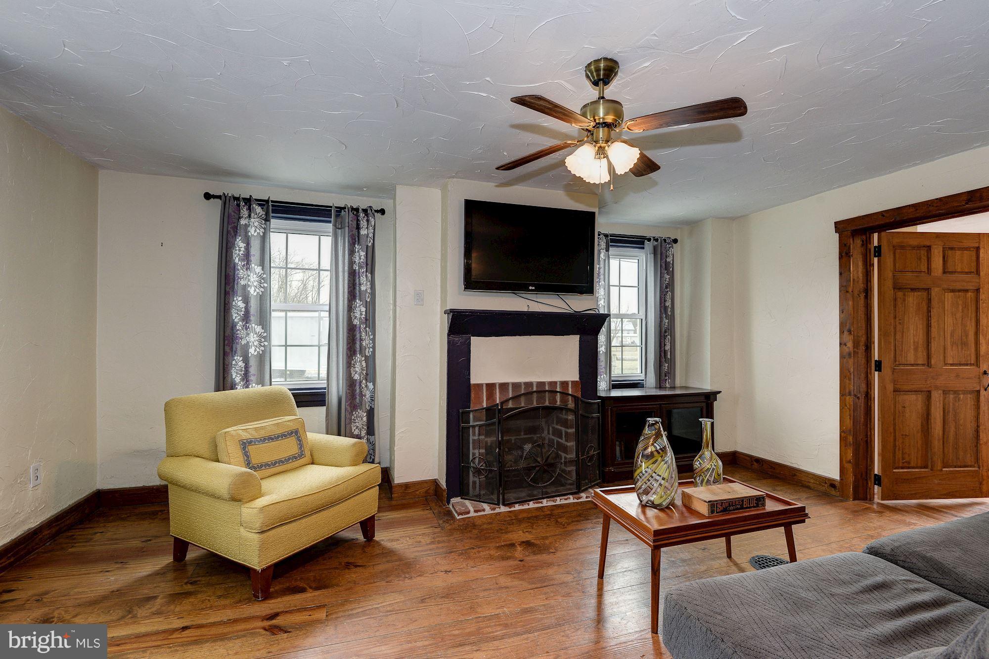 31 Red Bridge Road Gettysburg, PA 17325 - Photo 5 of 25 Living Room