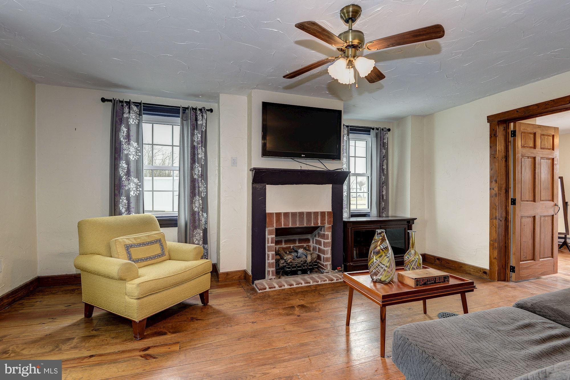 31 Red Bridge Road Gettysburg, PA 17325 - Photo 6 of 25 Living Room