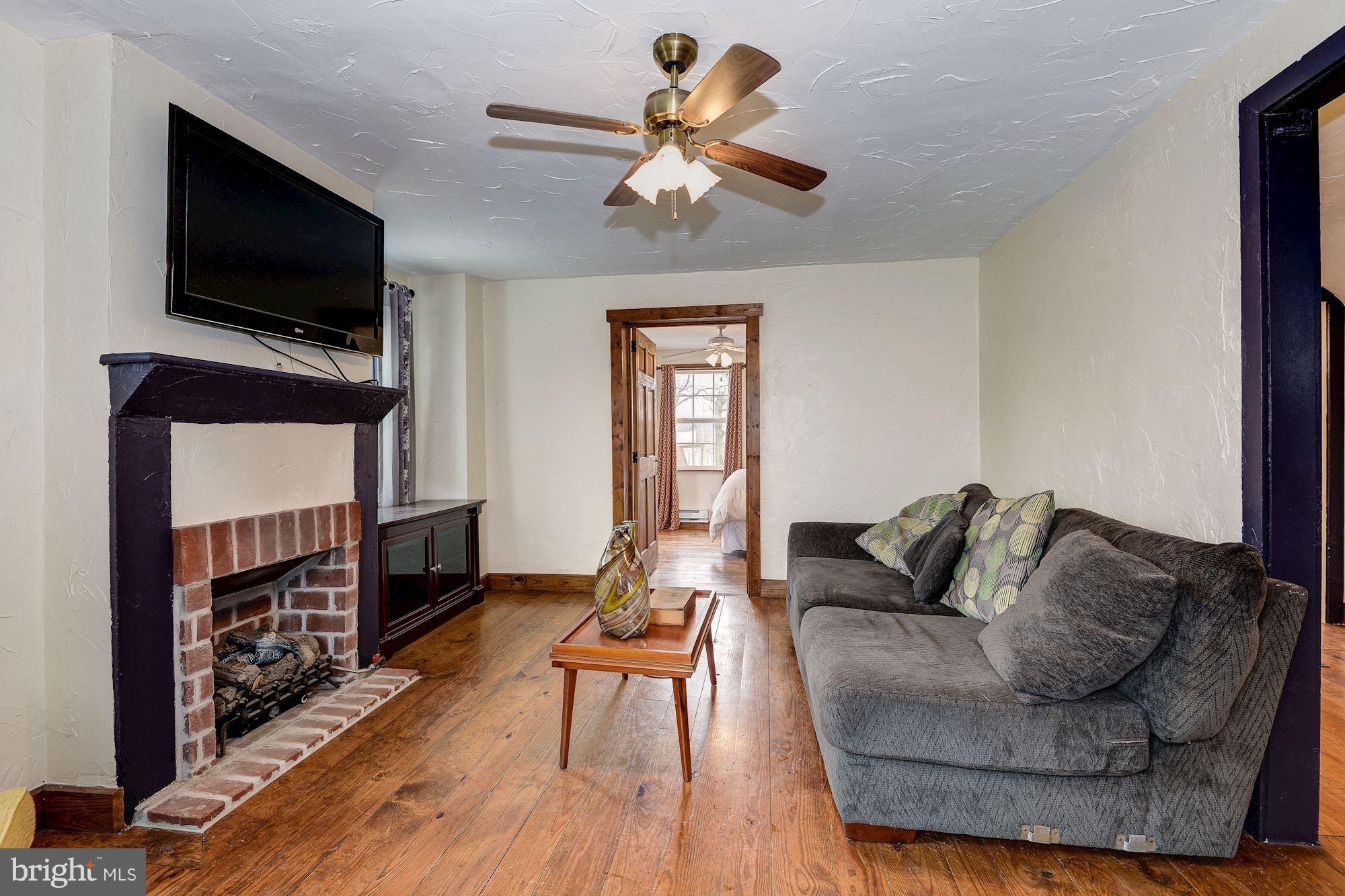 31 Red Bridge Road Gettysburg, PA 17325 - Photo 7 of 25 Living Room