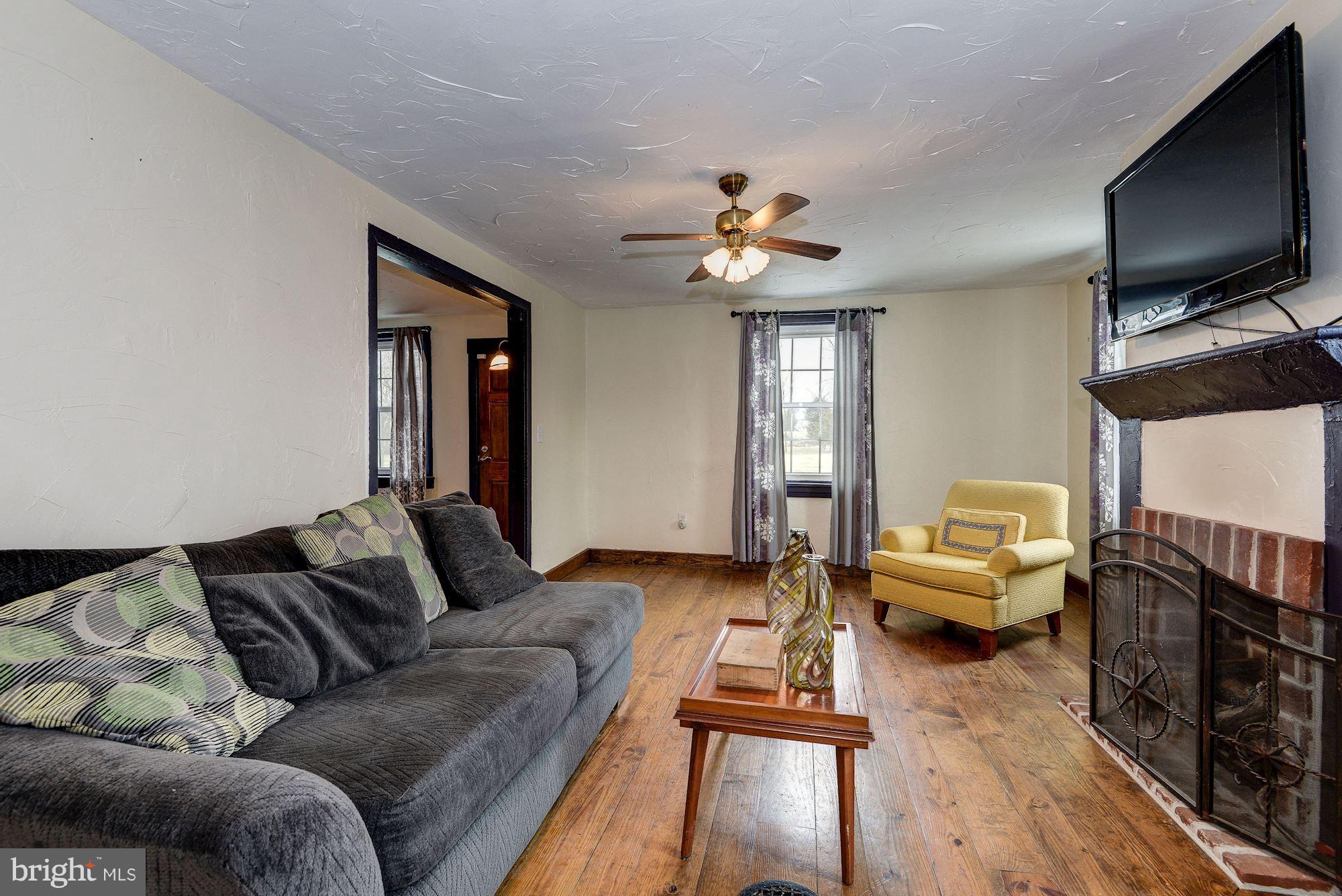 31 Red Bridge Road Gettysburg, PA 17325 - Photo 8 of 25 Living Room