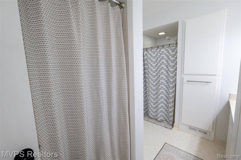 804 Oak Brook Ridge Drive, Unit 149 Rochester Hills, MI 48307 - Photo 26 of 49