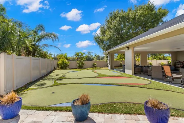 a view of a backyard