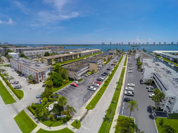 $1,700 | 131 Doolen Court, Unit 104, North Palm Beach, FL 33408