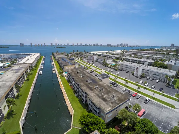 $1,700 | 131 Doolen Court, Unit 104, North Palm Beach, FL 33408