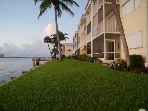 $1,700 | 131 Doolen Court, Unit 104, North Palm Beach, FL 33408