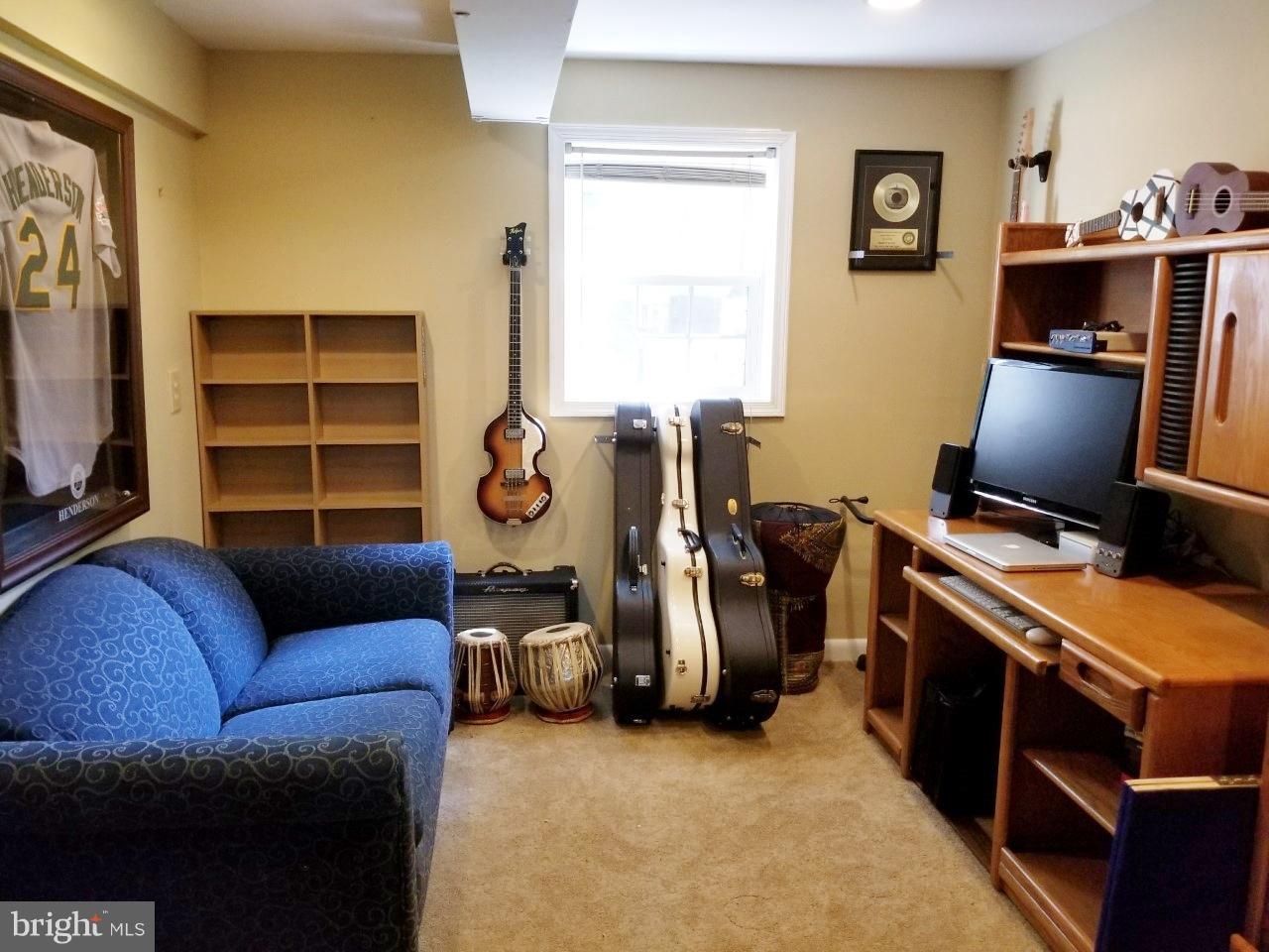 Office/ music room/ crafts room- a bonus!