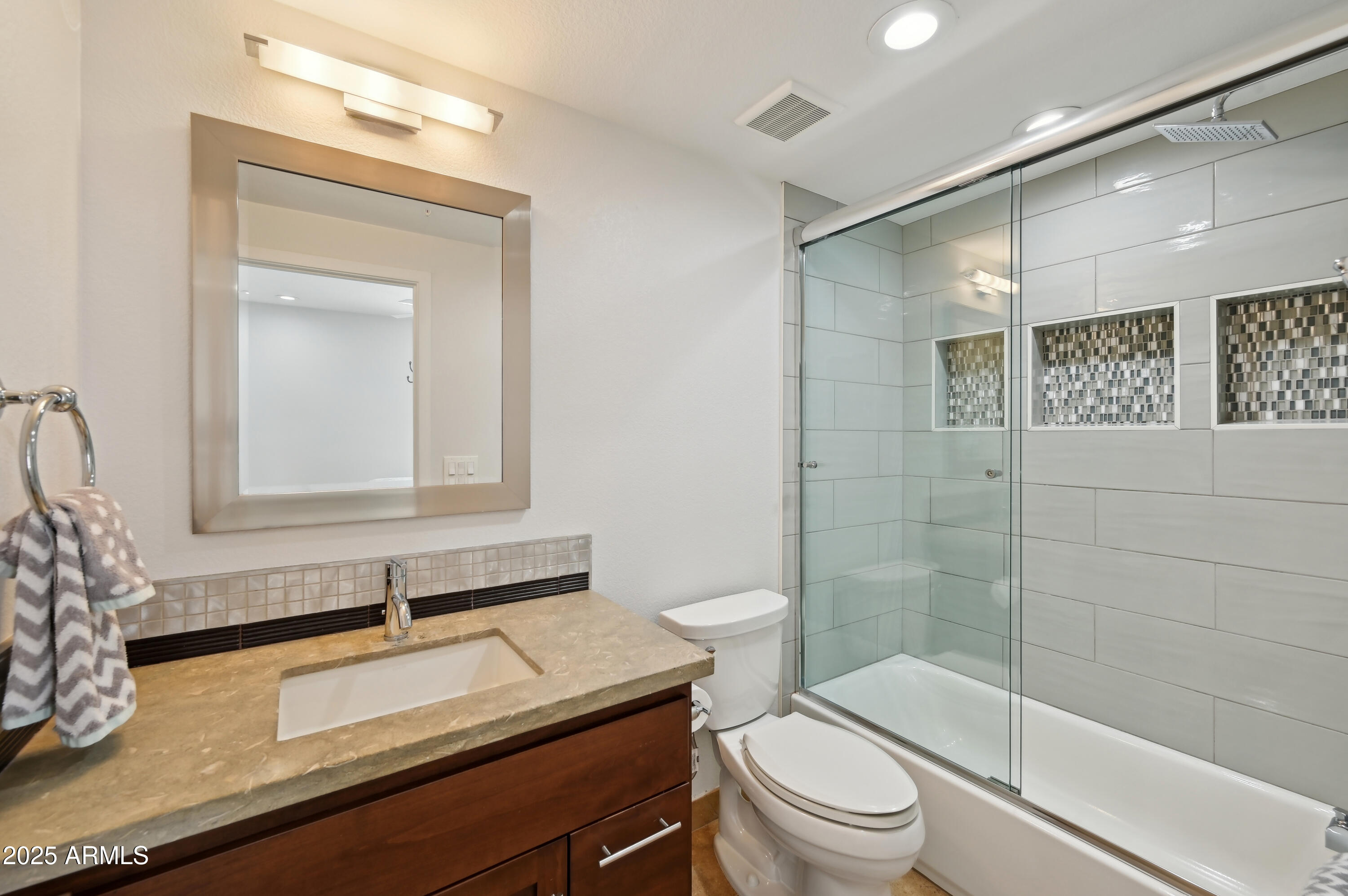 7222 East Gainey Ranch Road, Unit 142 Scottsdale, AZ 85258 - Photo 32 of 45 Upstairs secondary bathroom