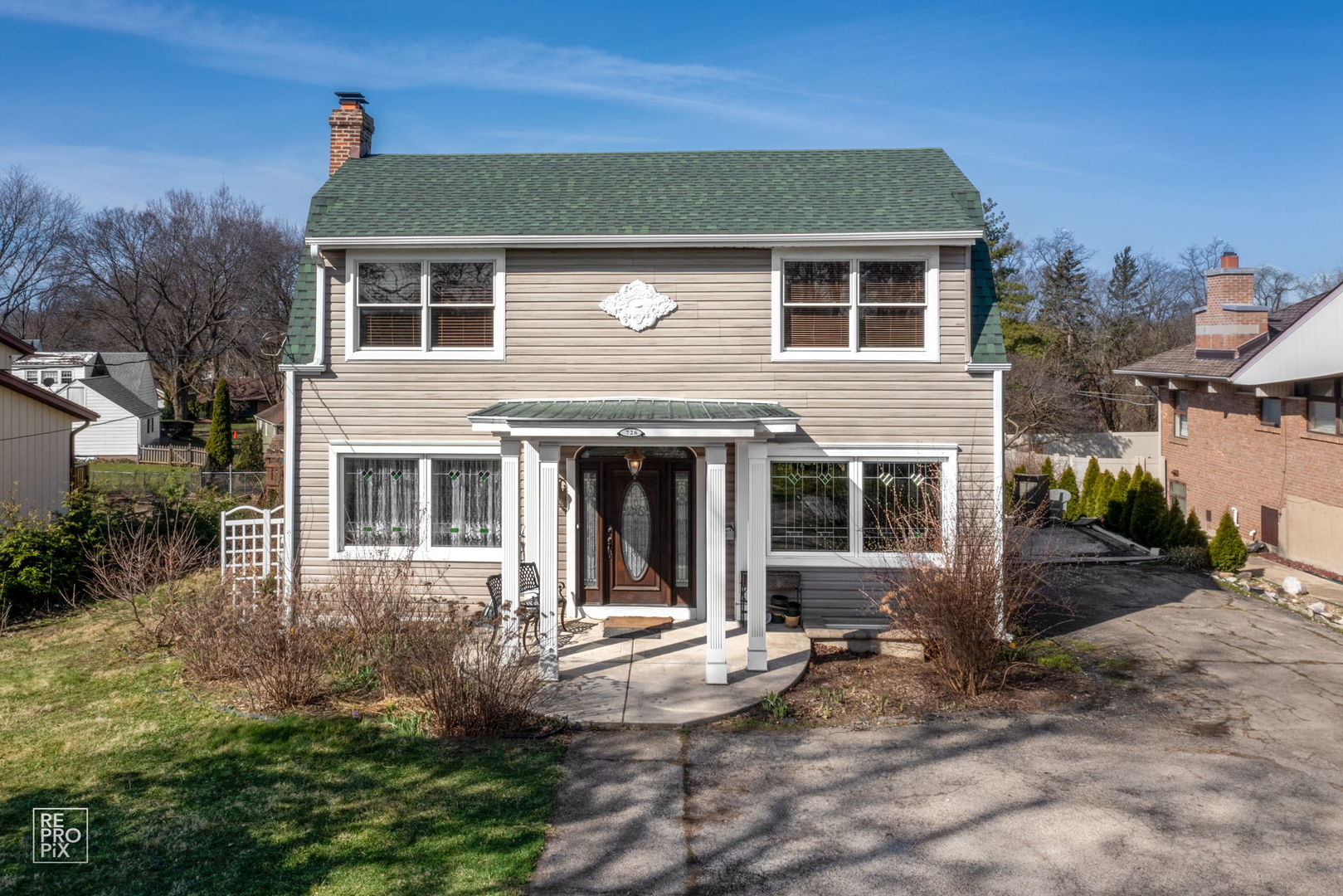 a view of a house with backyard and garden