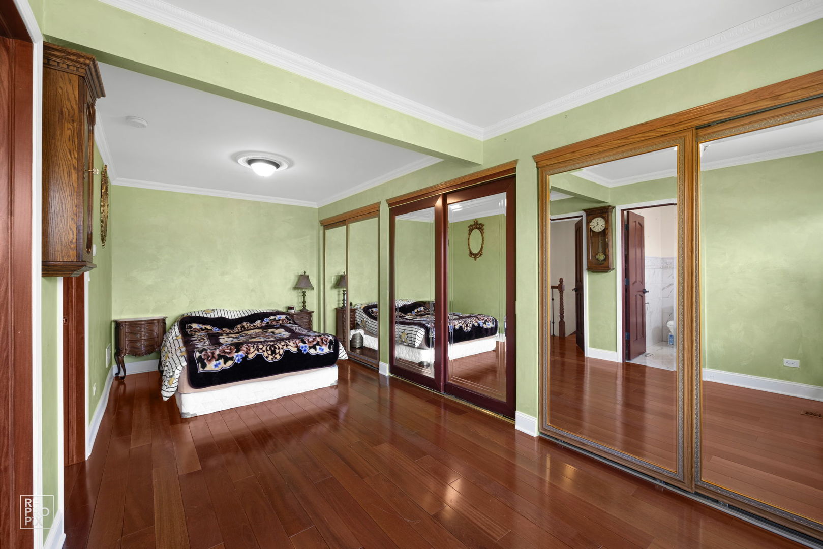 726 South Naperville Road Wheaton, IL 60187 - Photo 15 of 28 a living room with furniture