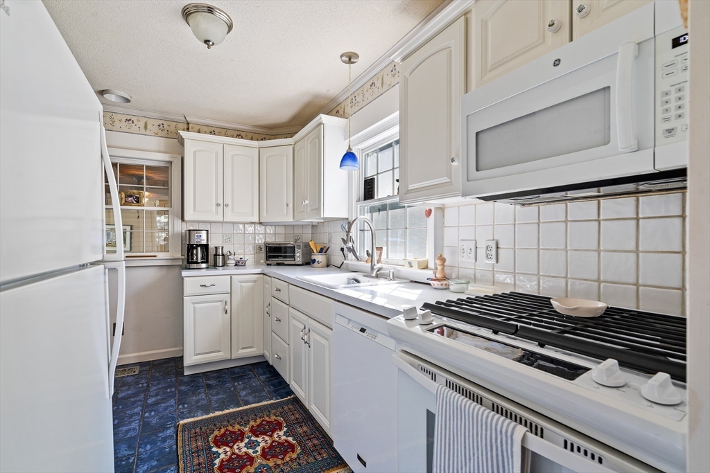 139 Burbank Road Longmeadow, MA 01106 - Photo 10 of 41