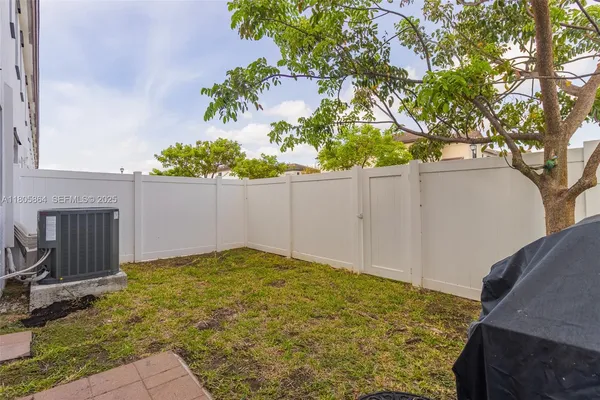 a view of a backyard