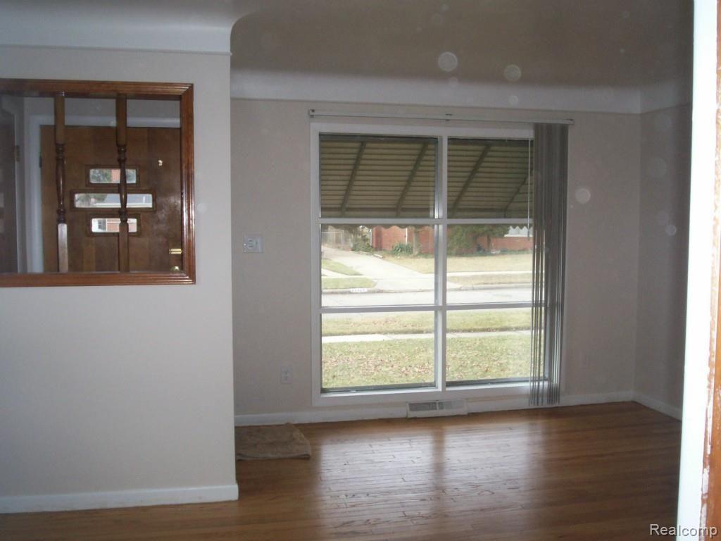 15309 Common Road Roseville, MI 48066 - Photo 2 of 16 2005-02-22 10.20