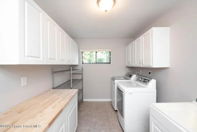 a view of a back yard of the house