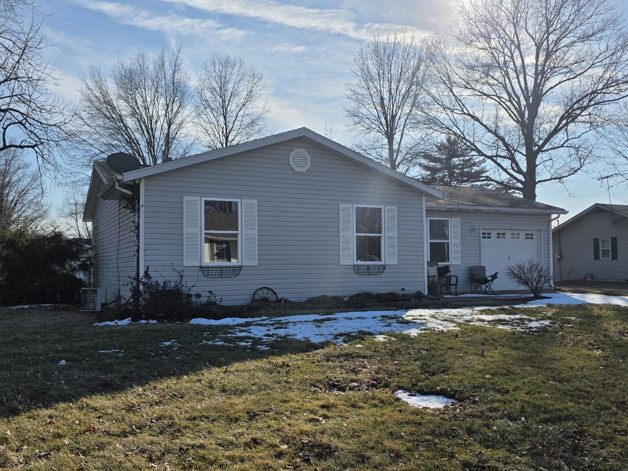 310 West 4th S Street Mount Olive, IL 62069 - Photo 1 of 10 a backyard of a house