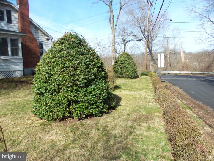 834 Newportville Road Croydon, PA 19021 - Photo 16 of 19 Side Yard