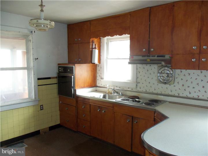 834 Newportville Road Croydon, PA 19021 - Photo 7 of 19 Kitchen