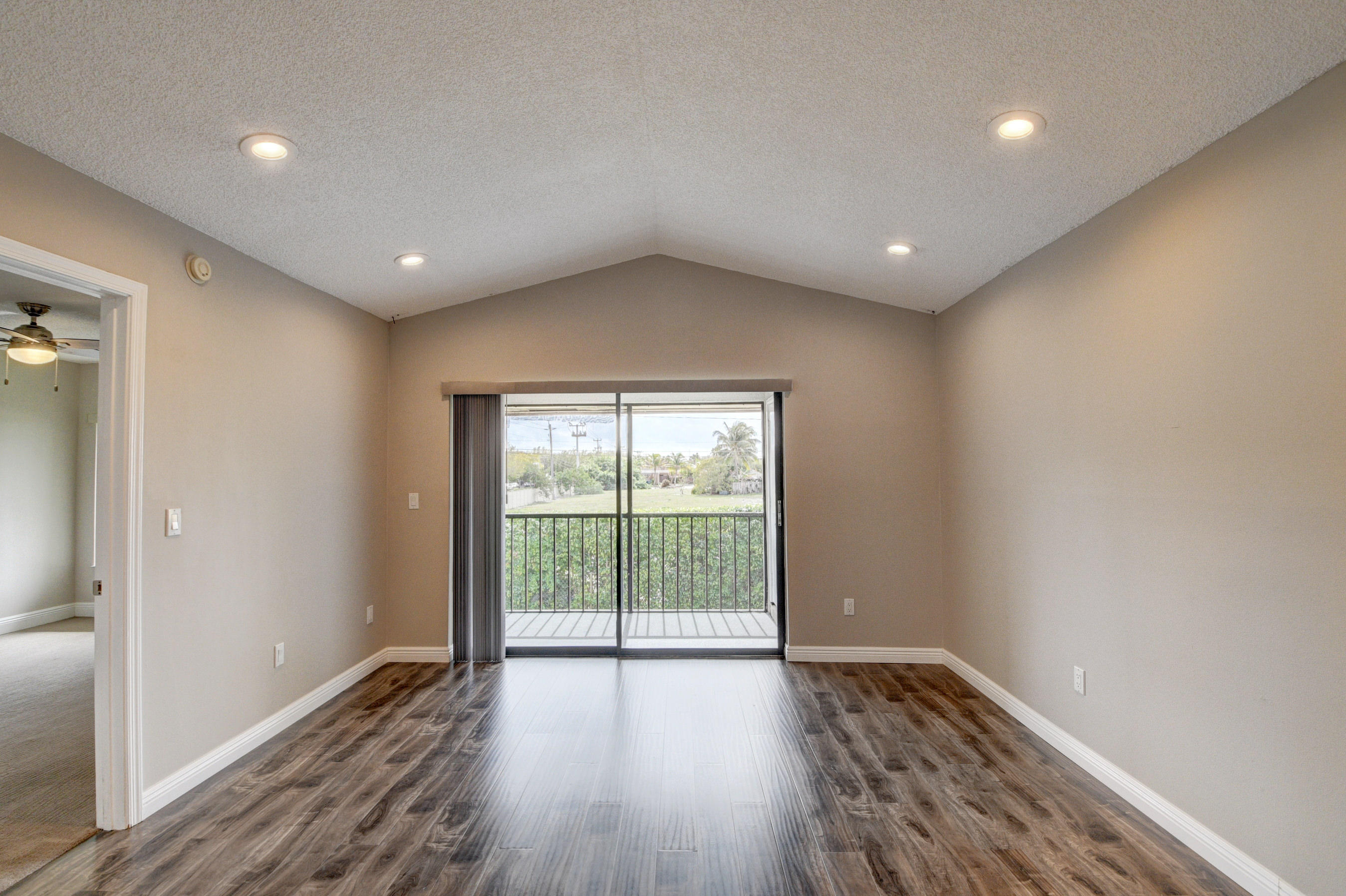 350 Club Circle, Unit 210 Boca Raton, FL 33487 - Photo 8 of 38 DSC_7413_4_5_6_7