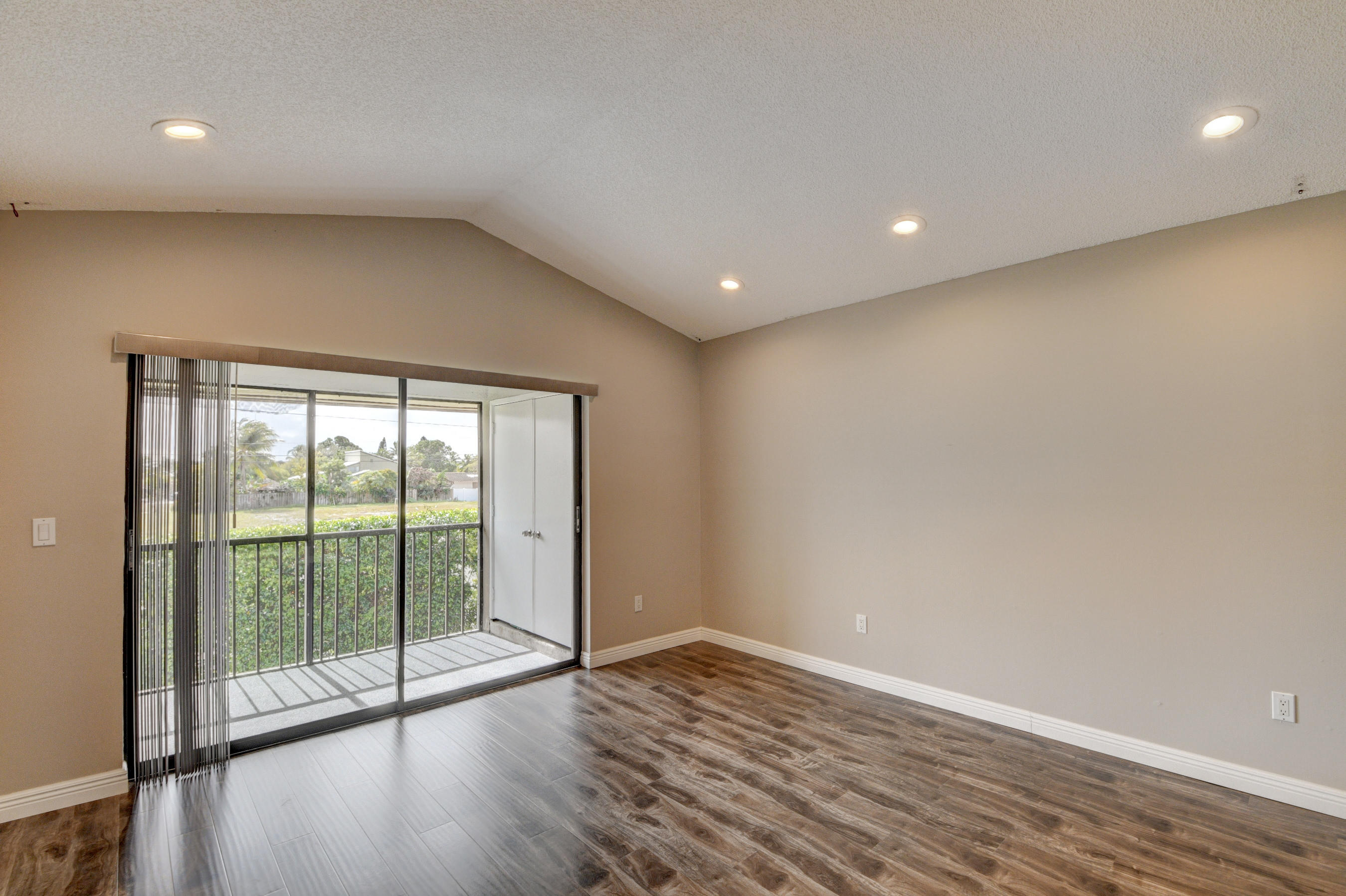 350 Club Circle, Unit 210 Boca Raton, FL 33487 - Photo 9 of 38 DSC_7418_19_20_21_22